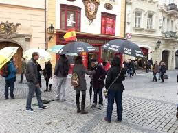 Praha je na průvodce bez licence krátká, zpřísnění pravidel se neřeší -  iDNES.cz