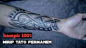 Tato terlihat sangat keren dan menakjubkan, tato unik di tangan dan menarik perhatian. Tato Tribal Lengan Kanan