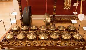 Kenong merupakan alat musik tradisional atau bisa dikategorikan dalam alat musik berpencu seperangkat alat musik gong dan kempul. Bonang Wikipedia