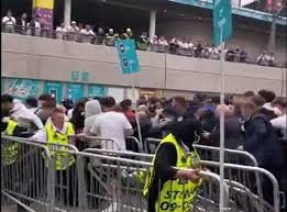 But at wembley, footage showed dozens of fans trying to force their way past barriers to get into the stadium. Til8oxblrq1t M