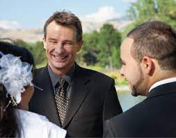 how much to pay your wedding officiant