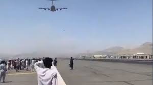 سقوط أفغان من الجو تعلقا بطائرة أميركية. Mgbzgxh099etqm
