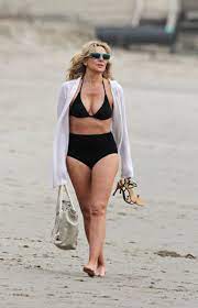 Kim Catrall, over 50 and looking great..... | Kim cattrall, Chic outfits,  Celebrity beach body