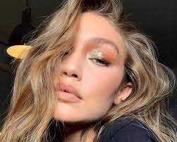 holographic makeup trend