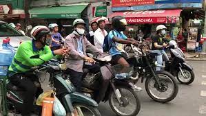 Ho Chi Minh 2 》at 16:30 Short-cut bike coming out of the sidewalk. Aunt who  parks a motorcycle at an intersection, ignoring traffic conditions.... | By  片山敬済Takazumi Katayama | Facebook
