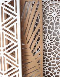 Декоративни панели за стени от дърво са откритишироко приложение в завършване в селски стил. Dekorativni Reshetki Pregradni Steni Po Individualni Razmeri