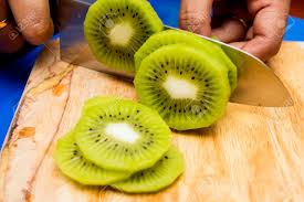 Resultado de imagem para kiwi Comer com casca