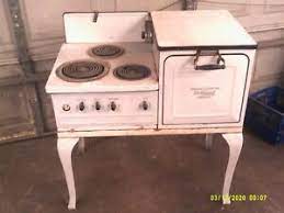 Richardson's invention was eventually named hotpoint, after the heating elements that converged in the iron's tip, allowing it to be used to press around buttonholes and in and around ruffles and pleats on clothing and curtains. Vintage Ge Hotpoint Automatic Electric Range Stove Oven White Porcelain Ebay