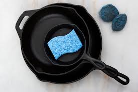 how to clean a cast iron skillet step