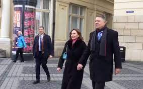 Preşedintele Iohannis a mers împreună cu soţia sa, Carmen, la slujba de Înviere, la Sibiu: E bine să ne rugăm pentru cei care suportă ororile războiului şi încă aşteaptă pace