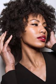 In recent years, more and more beauty enthusiasts have begun praising castor oil as a natural solution for hair growth. The Benefits And Uses Of Castor Oil For Hair Growth