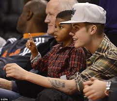 Chris paul and his son lil chris designed this basketball to represent their. Justin Bieber Makes A New Pal In Basketball Star Chris Paul S Son As He Takes In The Clippers Game Daily Mail Online