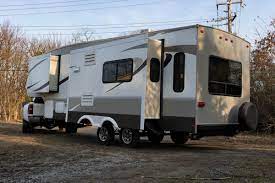 7 awesome lightweight 5th wheel toy haulers