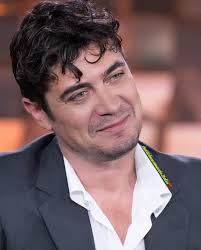 È il momento di accogliere un attore molto amato e di grande talento: a Verissimo... Riccardo Scamarcio! ♥️️ 2025.3.8 #riccardoscamarcio #scamarcio #attoreitaliano #verissimo #amoremiogrande❤️ #miomarito❤️ #tiamo❤️