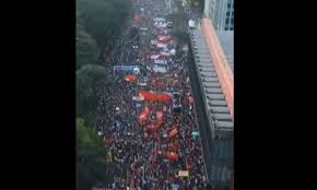 O presidente bolsonaro participou mais uma vez neste sábado (18) de uma manifestação em frente ao palácio do planalto contrária ao isolamento social. Vhed9ai0e3mhjm