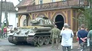 Czołg T-34 wjeżdza do baru - CDA