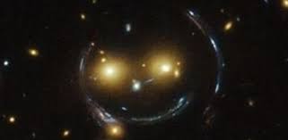 El telescopio Hubble capta un cúmulo de galaxias que 'sonríe'