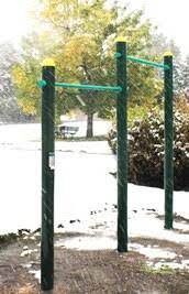 pull up bars at outdoor fitness equipment