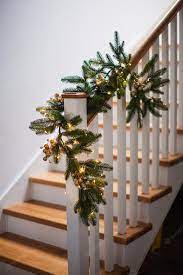 Garde-corps En Bois Sur L'escalier Intérieur Décoré De Branches D'arbres De  Noël Et De Guirlandes | Photo Premium