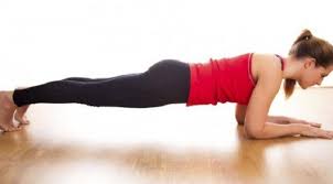 Latihan mencium lutut dalam posisi duduk pada gerakan senam lantai. Lakukan 7 Olahraga Sederhana Ini Dan Dapatkan Bentuk Tubuh Ideal Lifestyle Liputan6 Com