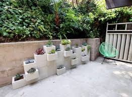 After filling the cement mix, vibrate the cement garden basket with a hammer to eliminate any bubbles and get a smooth texture. 20 Creative Uses Of Concrete Blocks In Your Home And Garden