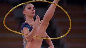 Российская гимнастка дина аверина завоевала серебряную медаль олимпийских игр в токио в личном многоборье, ее сестра арина стала четвертой. Lemc6p 8d1znam