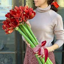 9 красных амариллисов в букете за 11 090 руб. | Бесплатная доставка цветов  по Москве