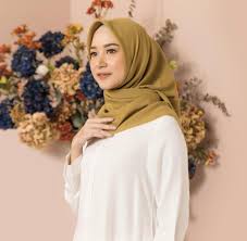 Hadir dengan berbagai model, baju gamis cocok dipakai untuk lebaran, kondangan, dan berbagai acara formal lain. 8 Warna Hijab Yang Cocok Untuk Kulit Sawo Matang