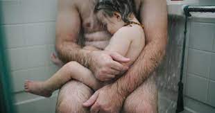 Dieses Foto eines Vaters mit seinem einjährigen Sohn in der Dusche sorgt  online für Aufruhr.
