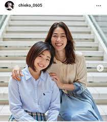 小野伸二のモデル妻・千恵子、１７歳長女と顔出し親子ショット「仲良し親子」「姉妹みたい」 : スポーツ報知