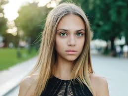 ideal blonde hairstyles for green eyes