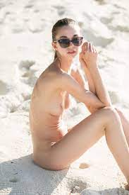 Kim Baltes belleza alemana desnuda en la playa 