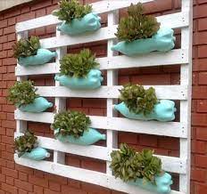 Ambiance bohème chic avec plantes suspendues sur portant à vêtement Diy Deco Un Jardin Suspendu Avec Des Bouteilles Plastique
