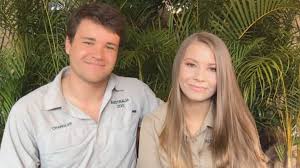 Find exclusive interviews, video clips, photos and more on entertainment tonight. Bindi Irwin Reveals How She Plans To Honor Late Dad Steve Irwin In Her Wedding To Chandler Powell Exclusive Entertainment Tonight