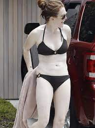 Julianne Moore's Pale Bikini Body : r/CelebrityBelly
