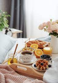 Petit-déjeuner Romantique Avec Croissants Au Café Et Fleurs Roses | Photo  Premium