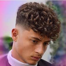 Eine männerfrisur, die das profil betont. 43 Modern Aussehende Manner Frisuren Locken In 2020 Curly Hair Men Young Men Haircuts Men Haircut Curly Hair