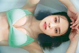 小林由依、美谷間&美肌際立つビキニ姿公開 アンニュイな表情の入浴カット | マイナビニュース