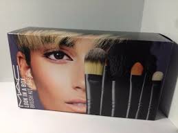 mac cosmetics look in a box basic brush