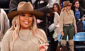Mary J Blige Steps Out In A Pair Of 1 240 Gucci Canvas