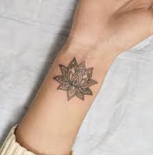 Lotus mandala sur le poignet