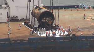 掘削機を引き揚げ 倉敷の海底トンネル事故 - YouTube