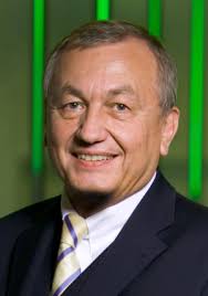 Der ehemalige Vorstands-vorsitzende der BP Europa SE Dr. <b>Uwe Franke</b> (63) ist <b>...</b> - Hoyer_Dr-Uwe-Franke-100_DPI