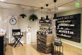 Ele is a luxury beauty salon in the heart of downtown dubai, where professionalism, refinement and sophistication are present in a wide range of high standard services and treatments. Pretty Pure Dito Kosmetikstudio Nagelstudio Einrichten Friseursalon Inneneinrichtung