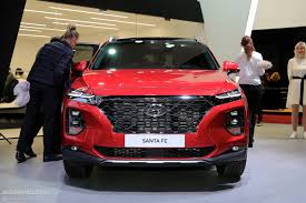 When you compare hyundai tucson andsanta fe prices, you can see that the santa fe costs a little more. Hyundai Bringing New Santa Fe Tucson Facelift And Kona Ev To New York Autoevolution