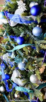 blue and white christmas tree live