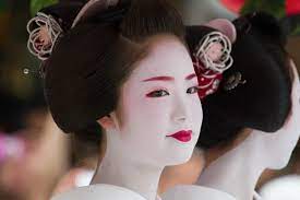why are geisha s faces painted white