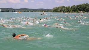 The 5.2 km event in lake balaton is held on 7 july 2012 from the port of révfülöp to the platan beach establishment in balatonboglár. Lesz Balaton Atuszas Korlatozas Nelkul Johet A Tobbezer Ember Mfor Hu