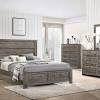 Apply a white bedding set, and the chocolate tint of the furniture is drawn out, creating a warm and peaceful environment. 1