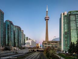 Illuminated cn tower in toronto at night. Cn Tower Toronto Marco Polo